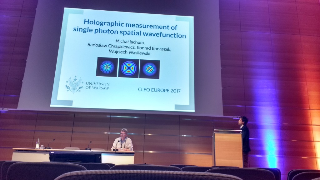 Prezentacja Michała Jachury na temat hologramy funkcji falowej pojedynczego fotonu (fot. Jan Szczepanek)